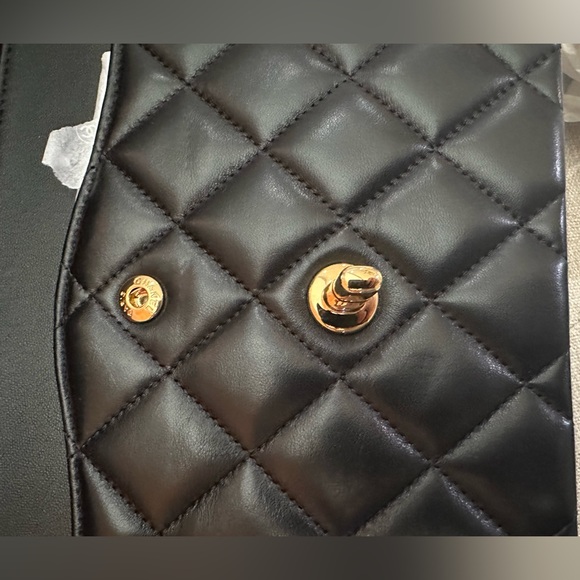 Chanel Flapbag Black Lambskin and Gold Hardware - Picture 6 of 16